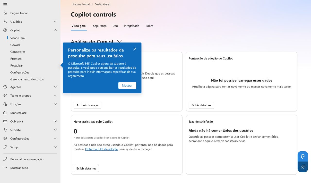 Tela de controles do Copilot no centro de administração do Microsoft 365, com as abas Visão geral, Segurança, Uso, Integridade e Sobre, os cartões de adoção e horas assistidas, e o menu lateral do Copilot com Cowork, Conectores, Prompts, Pesquisar, Configurações e Gerenciamento de custos