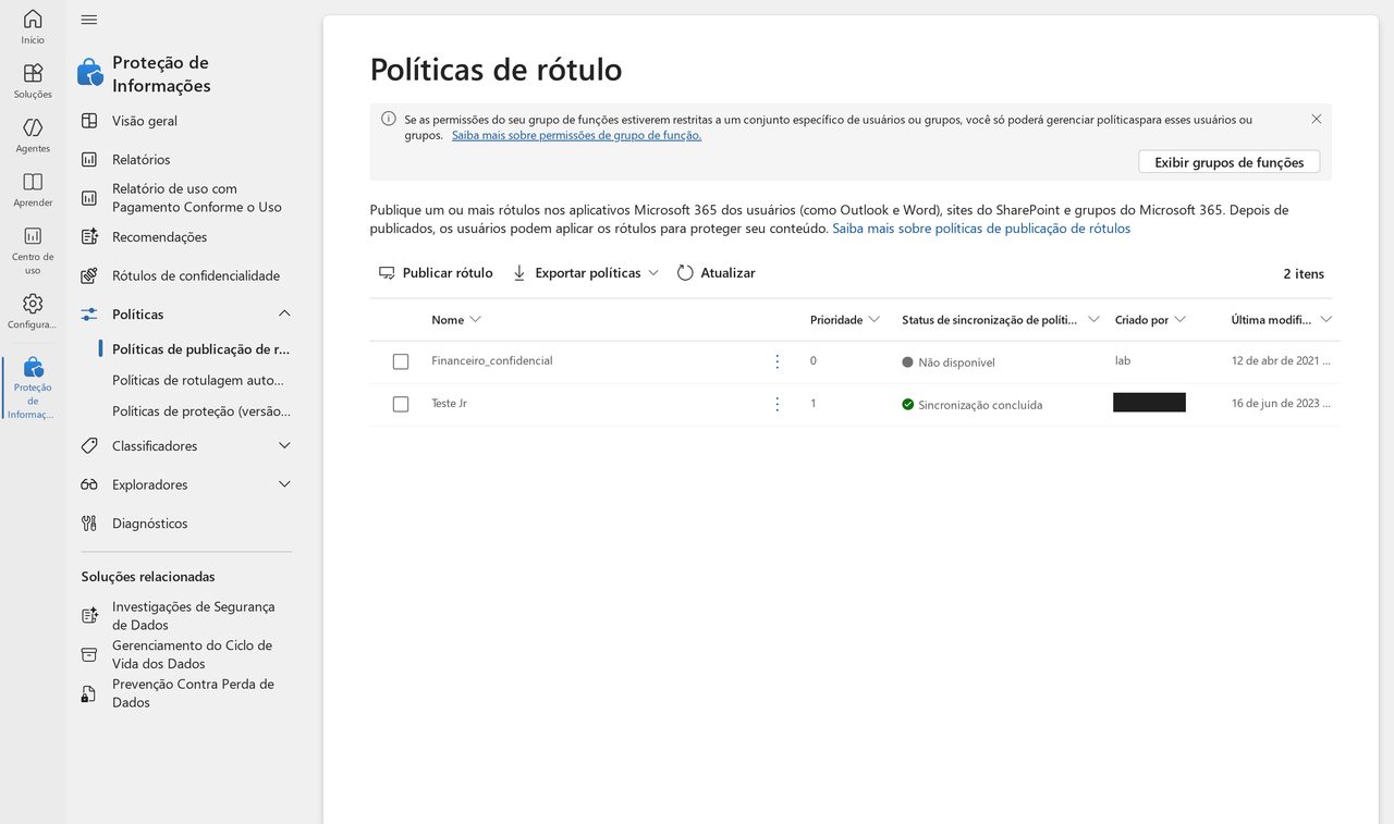Tela de políticas de publicação de rótulos da Proteção de Informações no portal do Microsoft Purview, com duas políticas listadas, a coluna de prioridade e o status de sincronização de cada uma