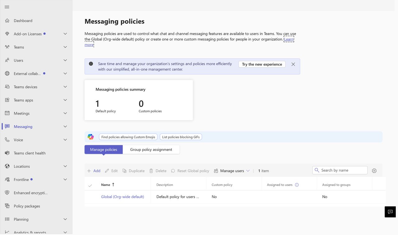Tela de políticas de mensagem do centro de administração do Teams, indicando nenhuma política personalizada, com as abas Gerenciar políticas e Atribuição por grupo