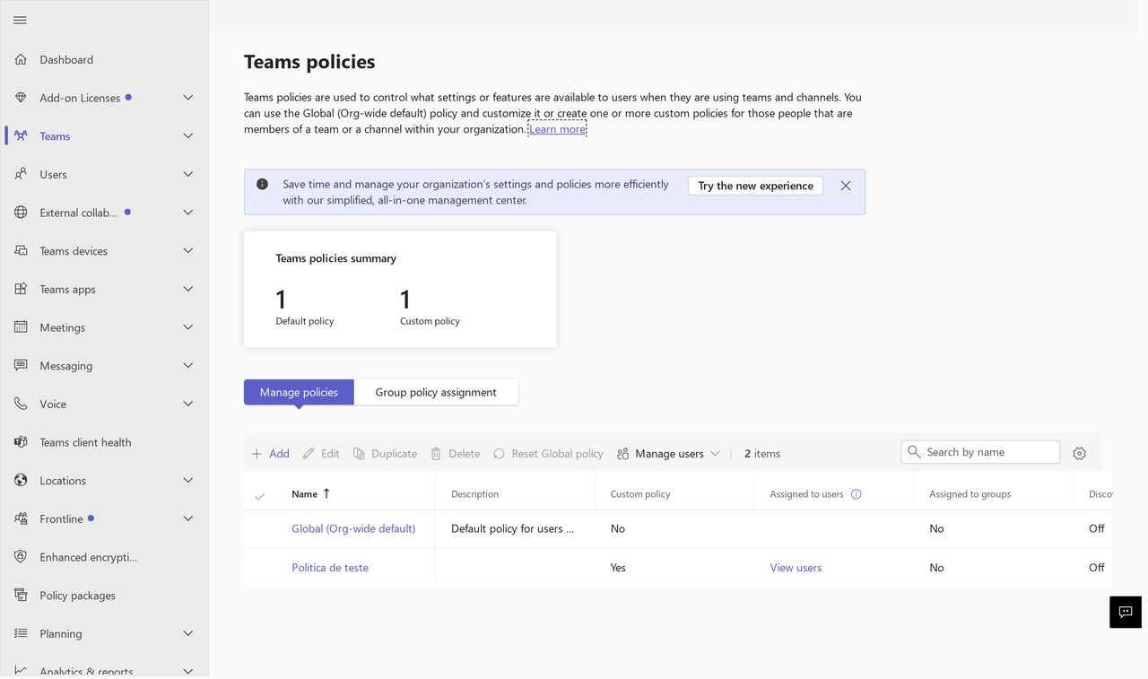 Tela de políticas do Teams no centro de administração, indicando 1 política personalizada, com as abas Gerenciar políticas e Atribuição por grupo