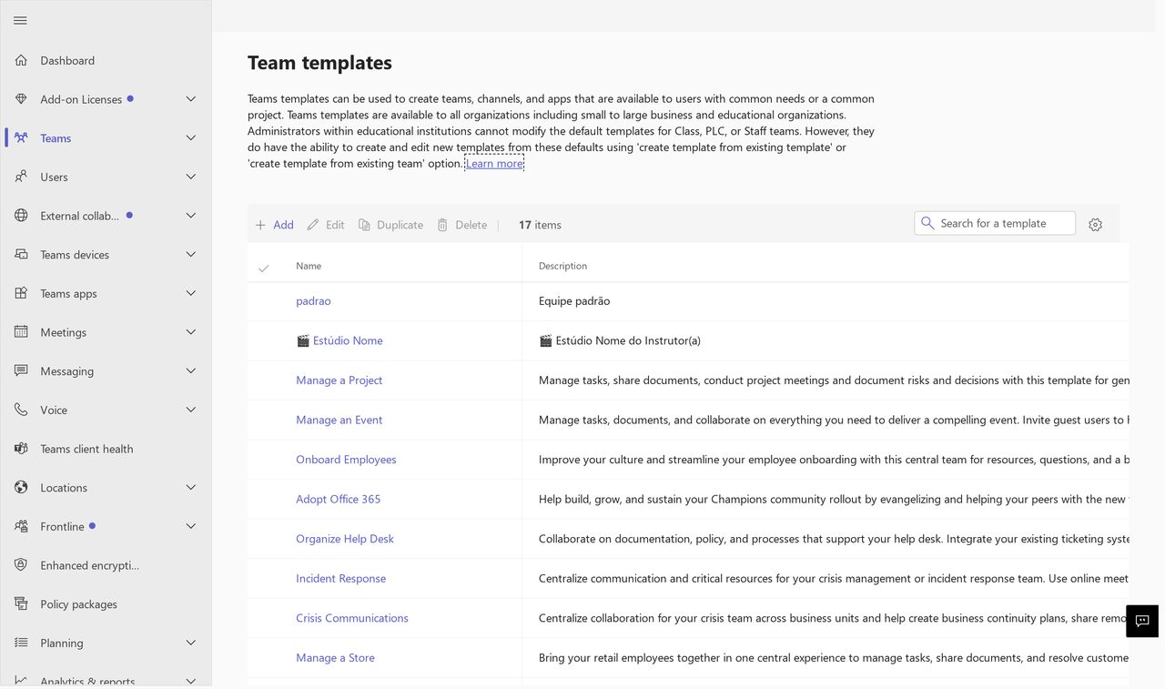 Tela de modelos de time do centro de administração do Teams, com a explicação do recurso, a barra de ações Adicionar, Editar, Duplicar e Excluir, e a lista de modelos disponíveis; o nome do ambiente da organização aparece coberto por uma tarja