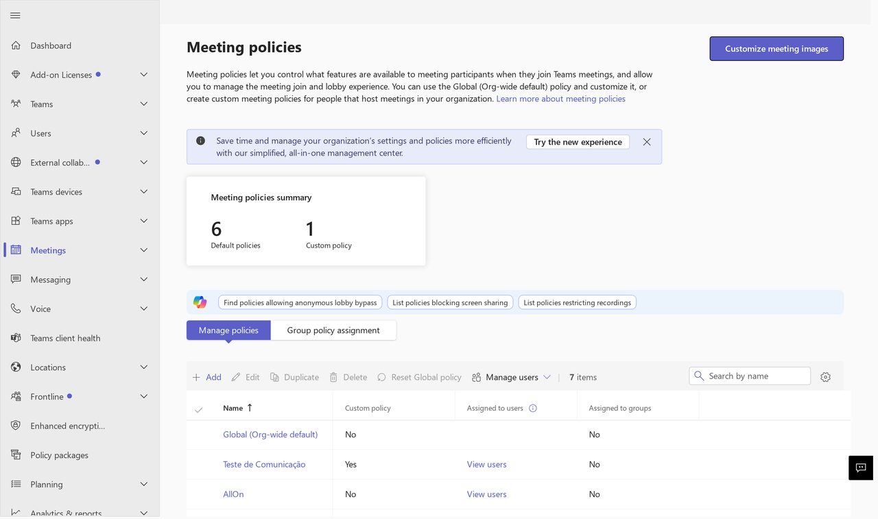 Tela de políticas de reunião do centro de administração do Teams, com o resumo indicando 6 políticas padrão e 1 personalizada, e a tabela listando a Global (padrão da organização) e duas personalizadas, com as colunas de atribuição a usuários e a grupos